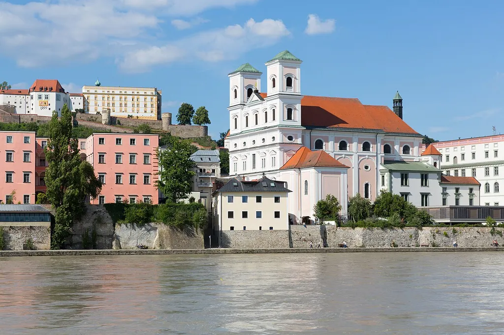 St. Michaels Church, the River Inn and Veste Oberhaus in the background.