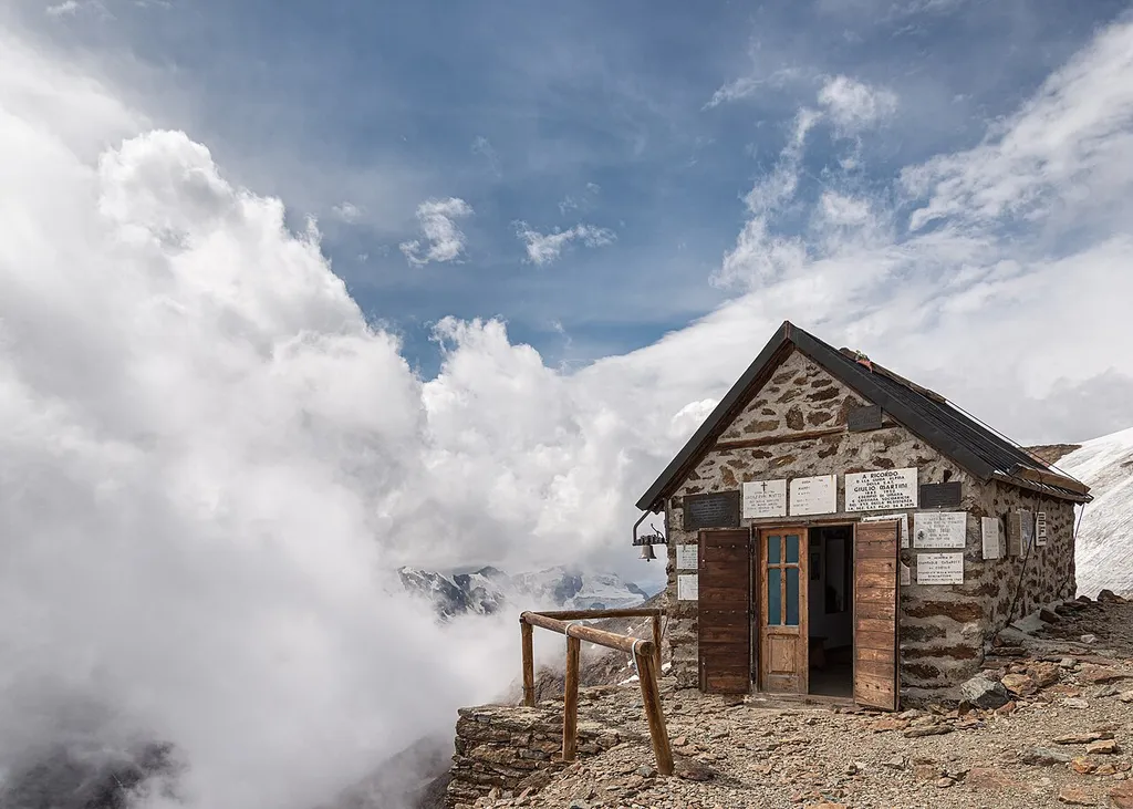 Chiesetta dedicata alla Vergine Immacolata ed a S. Bernardo di Mentone - Rifugio Mantova al Vioz, Monte Vioz, Peio, Trento, Italia