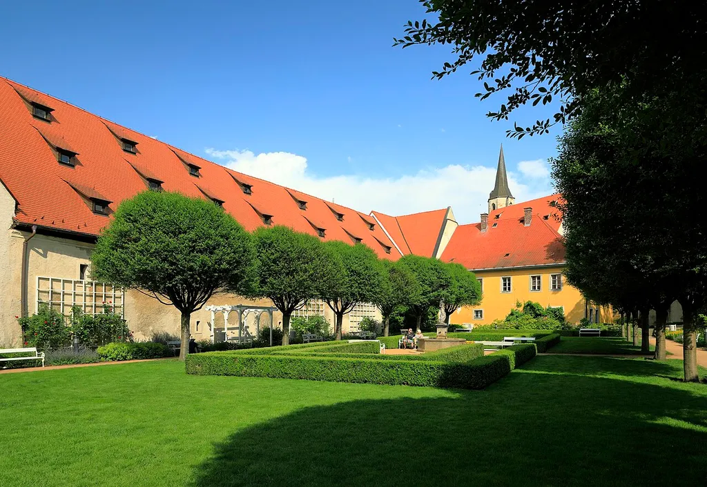 Vom Eingang an der Hradební, der Klostergarten ist zwar zugänglich, doch ist zum Aufnahmezeitpunkt kein Durchgang zum Franziskanerplatz möglich.