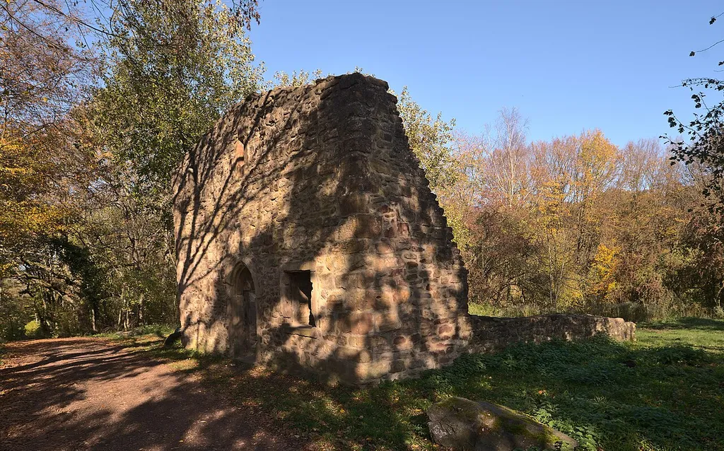 Blick zu den Ruinen der Aschbachkirche in Saarbrücken-Gersweiler im Herbst.