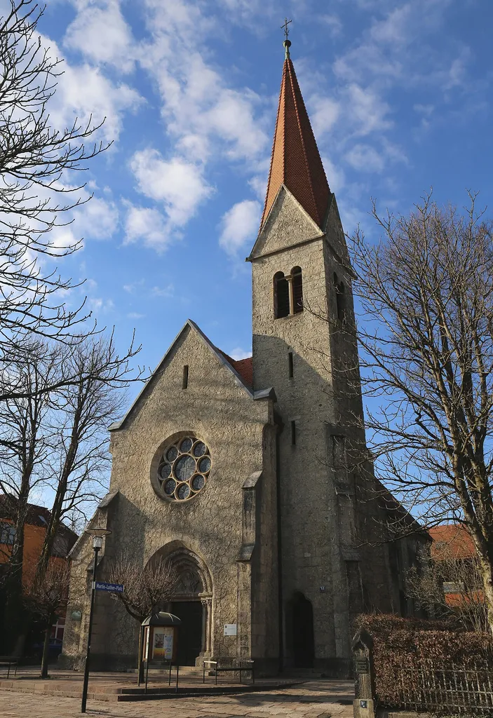 Martin-Luther-Platz 6, Traunstein; Auferstehungskirche, dreischiffiger unverputzter Bruchsteinbau mit seitlich beigestelltem Turm, neuromanisch und neugotisch, erbaut nach Plänen von Alfred Stamm, 1897–99; mit Ausstattung.