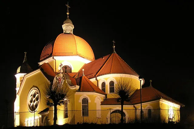 Nekielski kościół nocą