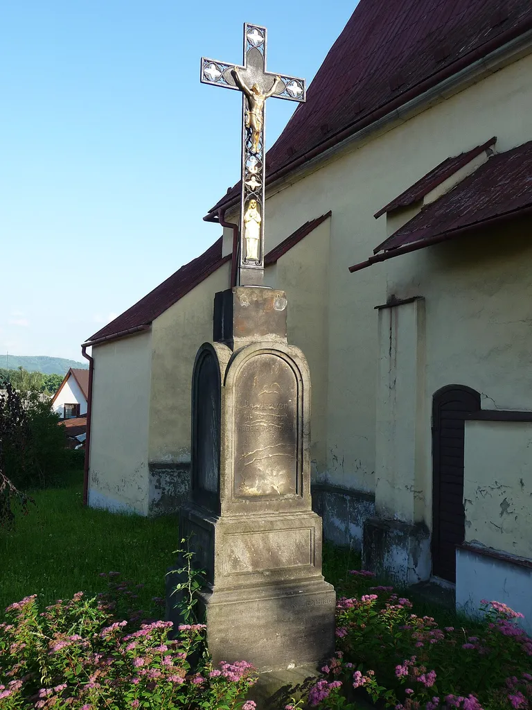 Kříž vedle Filiálního kostela sv. Kříže