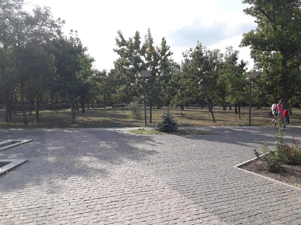Фундаменти Свято-Покровської церкви, Нікополь, вул. Електрометалургів (ім. «Газети Правда»), 3, територія скверу біля пам'ятника В. І. Леніну