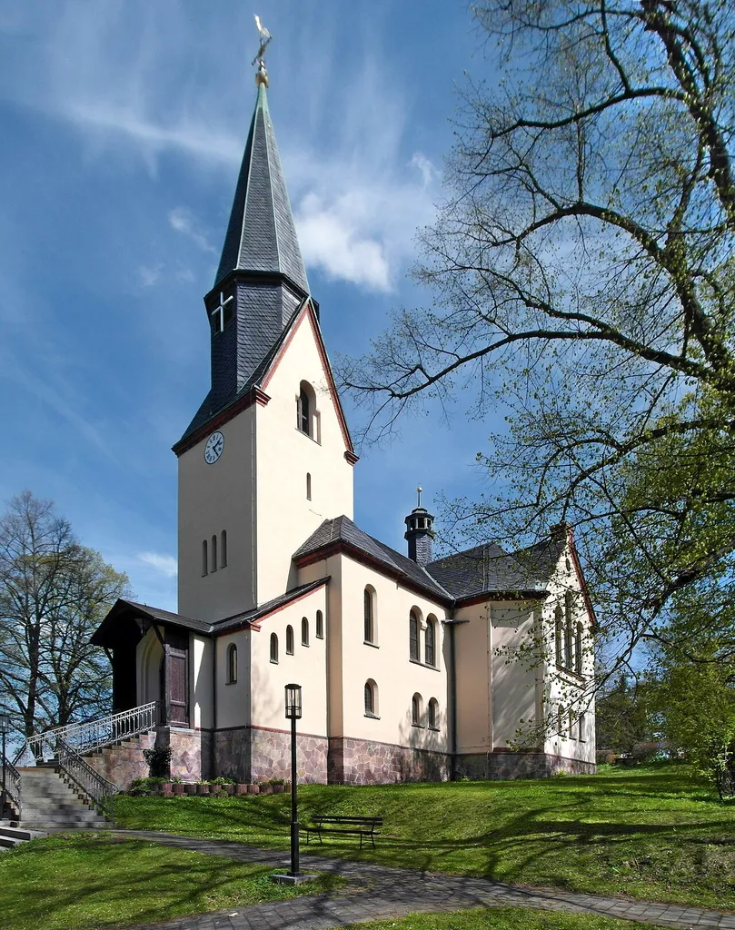 24.04.2017 09212 Kändler (Limbach-Oberfrohna), Kirchstraße 29: Lutherkirche Kändler. Die heutige Kirche wurde 1902 im Jugendstil nach Plänen des Leipziger Architekten Paul Lange erbaut. Sicht von Südwesten. [SAM9490+9492.JPG]20170424310MDR.JPG(c)Blobelt