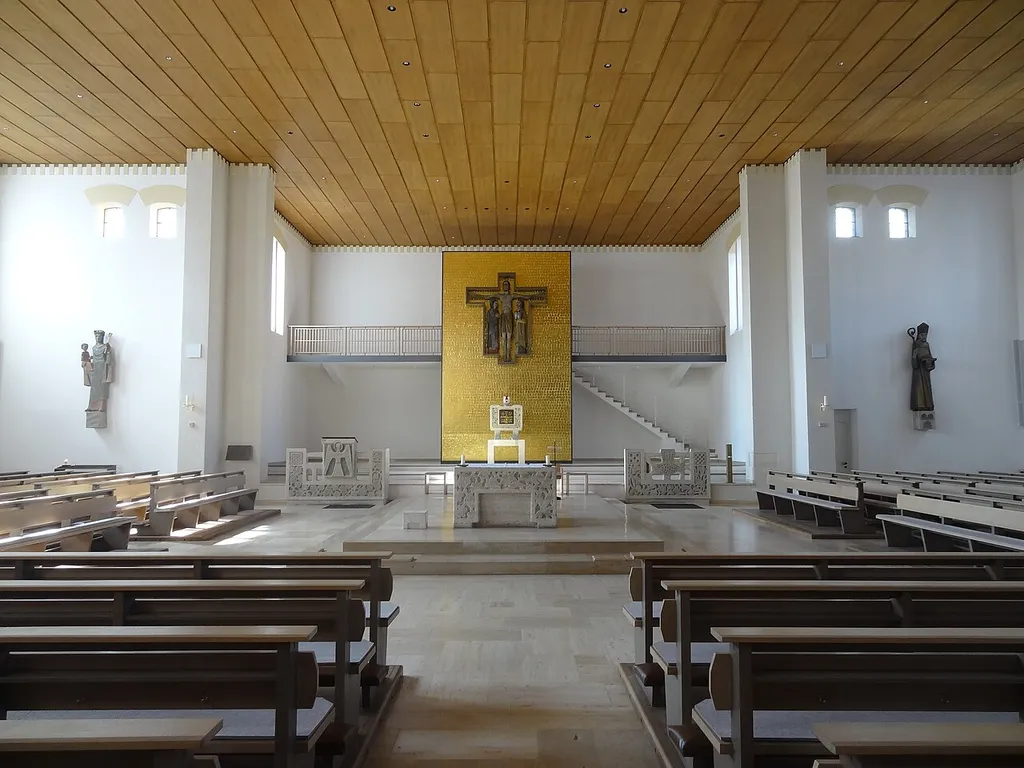 Innenraum der Pfarrkirche Neu-St. Nikola in Landshut