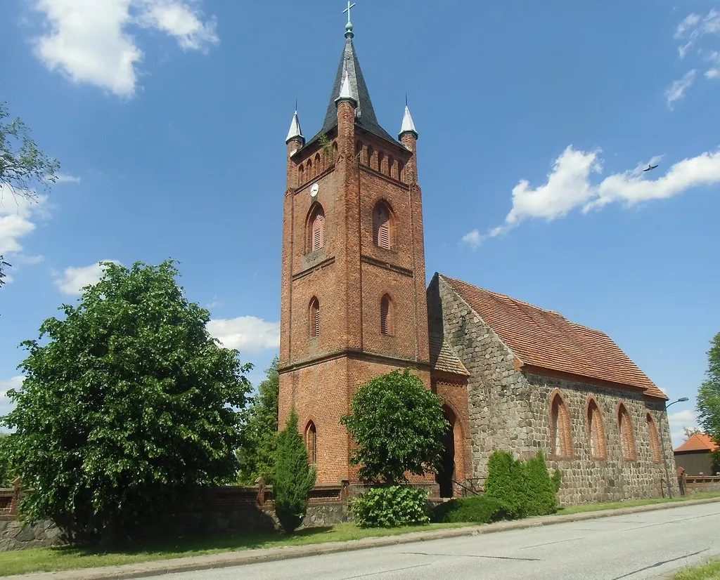 Denkmalgeschützte evangelische Dorfkirche in der Lindenstraße von Segeletz, Ortsteil von Wusterhausen/Dosse
