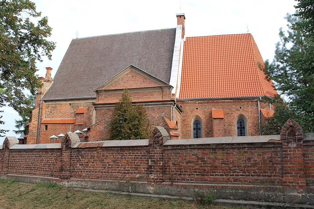 Kościół parafialny św.Michała w Stawie. Widok od strony ulicy.