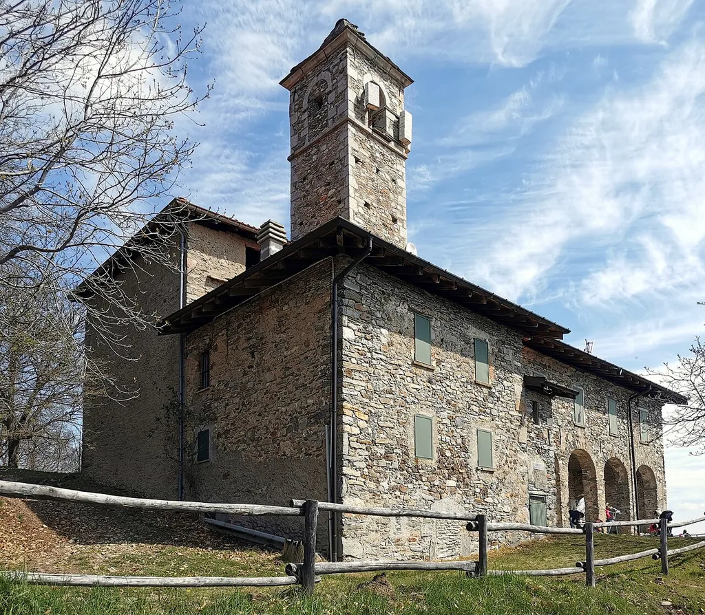 Chiesa di San Paolo a Marchirolo, sulle pendici del Monte La Nave