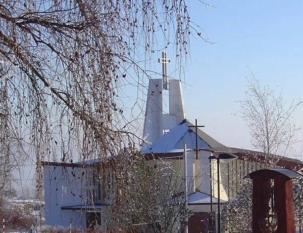 plik przedstawia kościół rzymskokatolicki pod wezwaniem św. Piotra i Pawła w Nowym Smokowcu, części miasta Wysokie Tatry na Słowacji