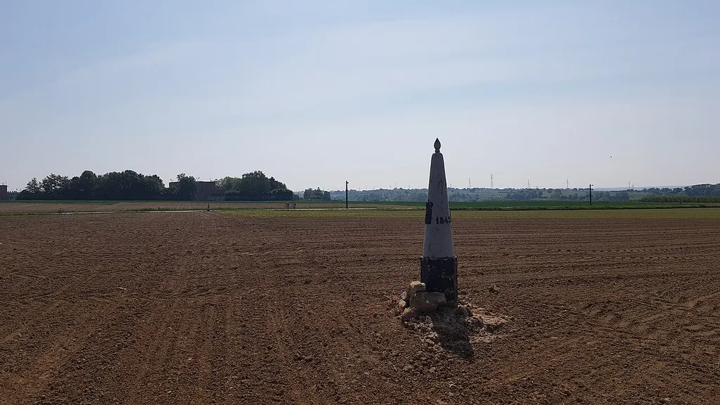 Belgium-Netherlands boundary stone no. 33