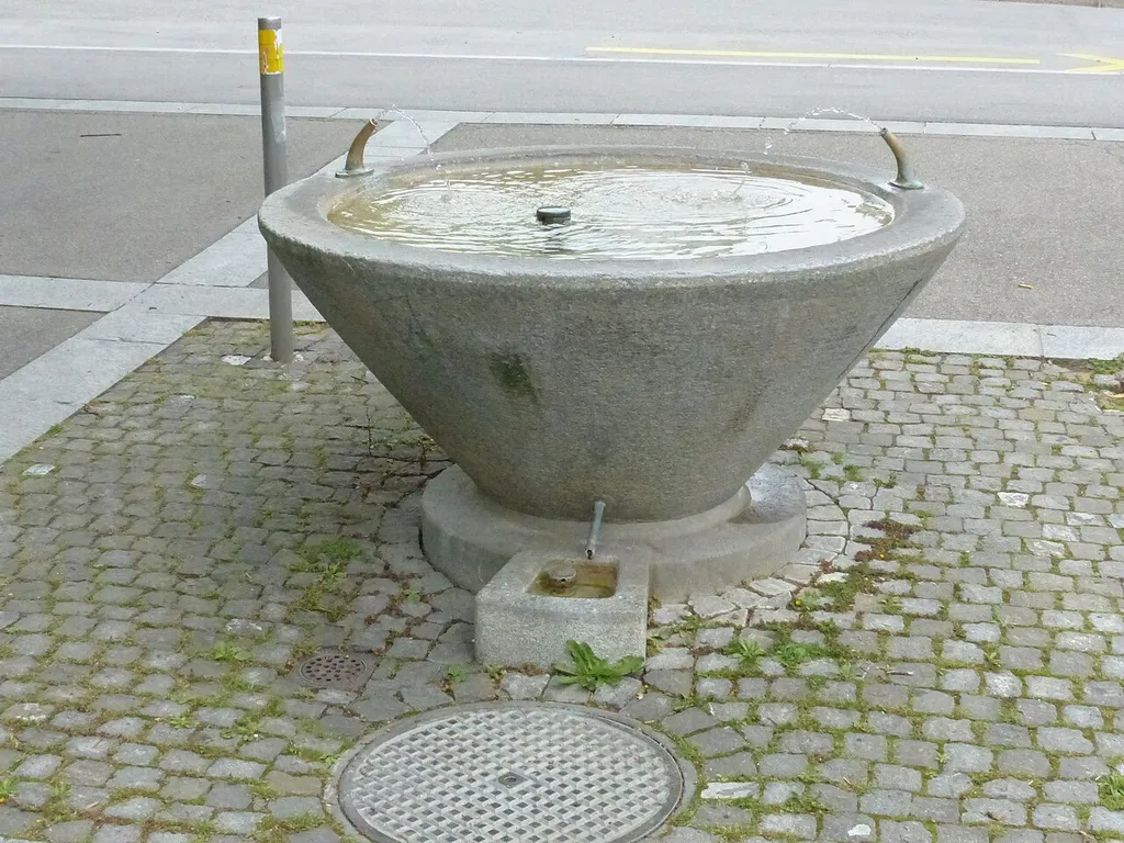 Brunnen Vorplatz Kirche Letten