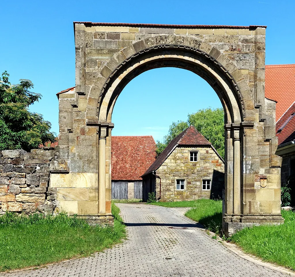 The Reichardsrother round arch gate.