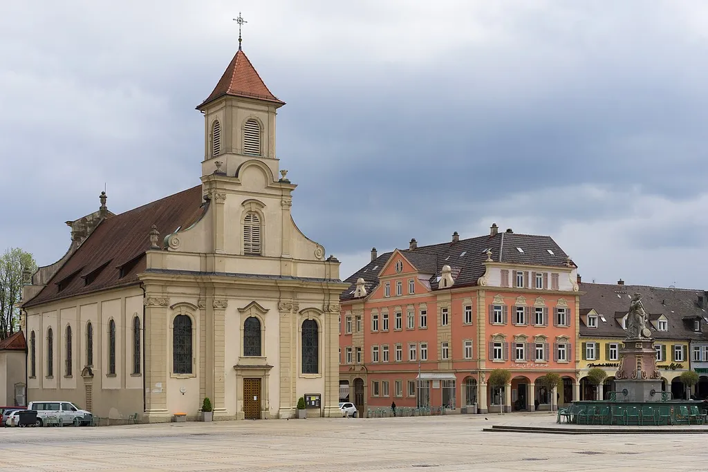 Ludwigsburg: Blick aus der Nordwestecke desMarktplatzes auf die Katholische Kirche zur Heiligsten Dreieinigkeit. Rechts ist der Marktbrunnen mit der Statue des Stadtgründers Herzog Eberhard Ludwig zu sehen.
