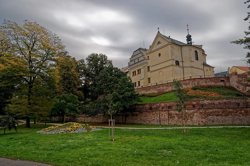 Hradec Králové - Žižkovy sady / Československé armády - View SSE on Kostel Sv. Jana Nepomuckého 1708