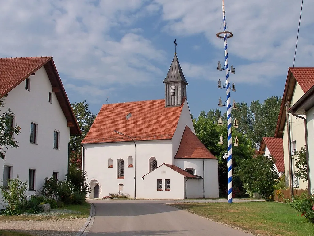 Barbing, Auburg. Katholische Filialkirche St. Stephan, Saalbau mit eingezogener Apsis, Dachreiter und Portal mit Nischenreihe, romanisch, 2. Hälfte 12. Jahrhundert, Veränderungen im 17. Jahrhundert, Dachreiter 1898; mit Ausstattung.