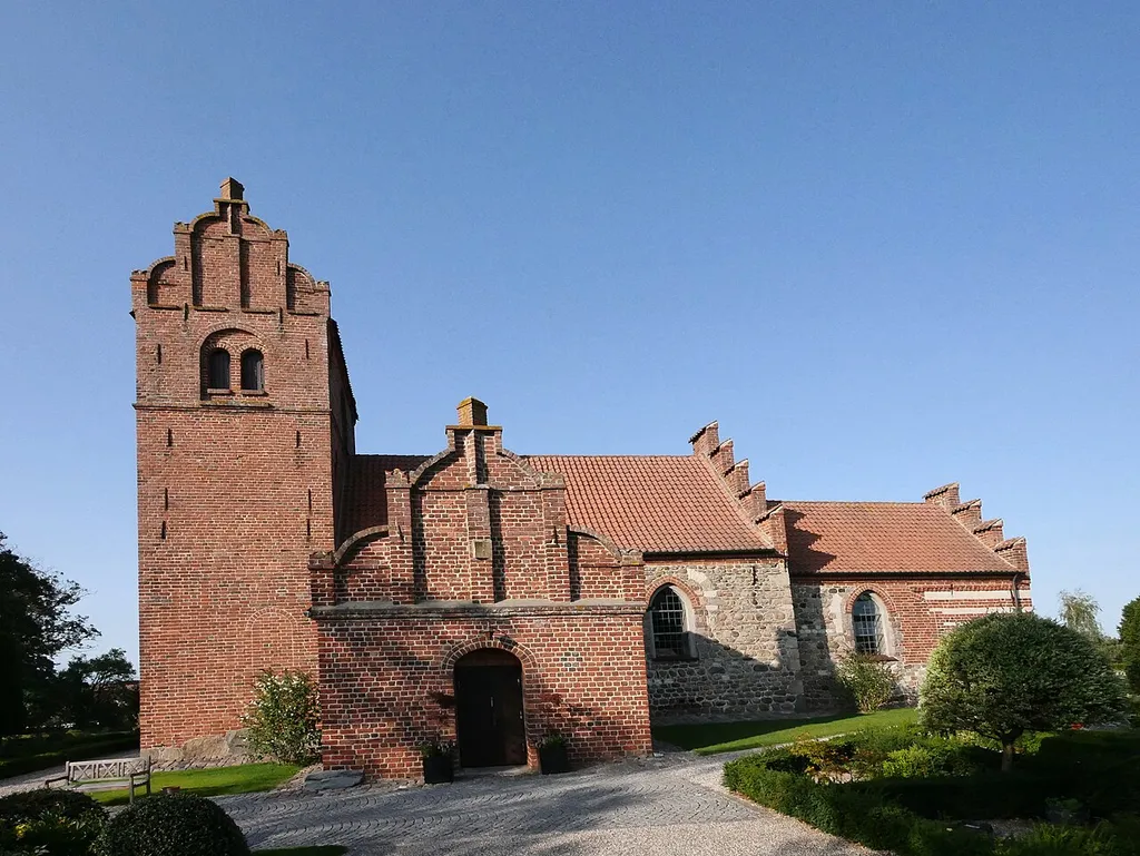 Ølsted Kirke (Halsnæs Kommune) von Süden