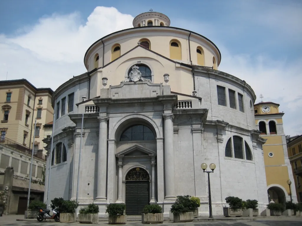 Crkva Sv. Vida, sagrađena 1638. g. U kamenu temeljac isusovci su dali uklesati ime cara, rektora Kolegija, sudaca i rektora Vijeća i ime graditelja Francesca Olivieria, "Taglia Pietra".