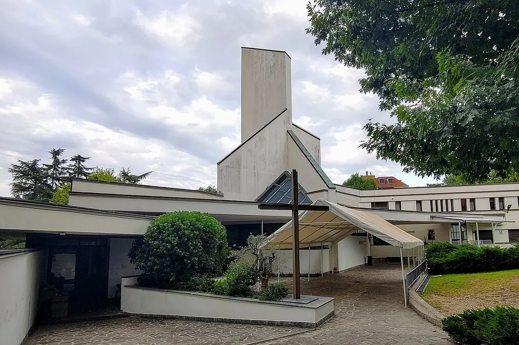 chiesa di Dio Padre (chiesa nel comune italiano di Segrate) vista dal lato dell'ingresso