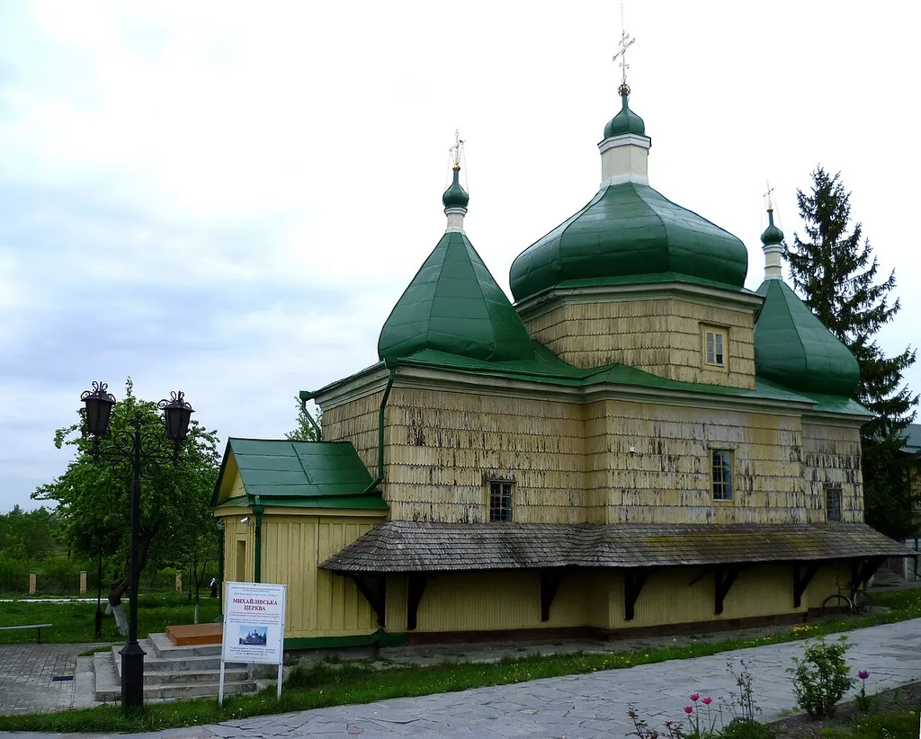 Михайлівська церква (побудована у 1650 році, перенесена з с.Острів у 1912 році) - вигляд з південного заходу - в с.Пляшева Радивилівського району Рівненської області України