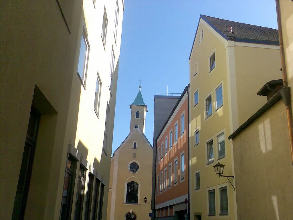 Blick auf die Westfassade der Kassianskirche von der Malergasse aus.