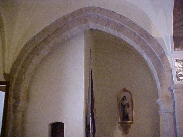 Arco gótico del interior de la iglesia parroquial de Benafigos