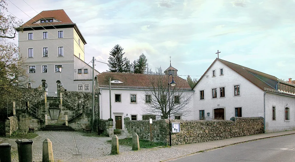 19.11.2009 01156 Dresden-Cossebaude: Baugruppe "Kapellenhügel, Talstraße 7, 9 und 11. Ehemaliges Weingut. Um mehr Platz zu haben, übernahmen die evangelischen Christen des Ortes das Preßhaus (GMP: 51.084735,13.627121) des aufgelösten Weinguts, das sie zu ihrem Kirchgemeindesaal umbauten. Nach einer grundlegenden Erneuerung, die 1989 begann, wurde der Gemeindesaal 1992 zur Kirche geweiht. [DSCN40222-40223.TIF]20091119015MDR.JPG(c)Blobelt