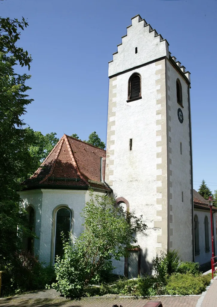 Kleine hübsche Kirche mit idyllischem Rastplatz am Mühlbach des Neckars gelegen. von 9 bis 18 Uhr in den monaten April bis Oktober geöffnet. Liegt am Neckartalradweg und am Jakobspilgerweg (ausgeschildert). Ein Kirchenraum der einlädt zur Ruhe zu kommen. Es gibt eine Buch für Gebetsanliegen. Der Namenspatron der Remigiuskirche lässt darauf schließen, dass die Kirche im 8. Jahrhundert gegründet wurde. Der mittelalterliche Turm hat spätgotische Fenster und einen charakteristischen Staffelgiebel. Schiff und Chor sind in schlichtester Barockform. Im Chorraum befindet sich das monumentale Epitaph des Heinrich von Neuneck. Im Turmaufgang steht ein Denkmal von 1817, das zum 300jährigen Reformationsjubiläum gestiftet wurde.