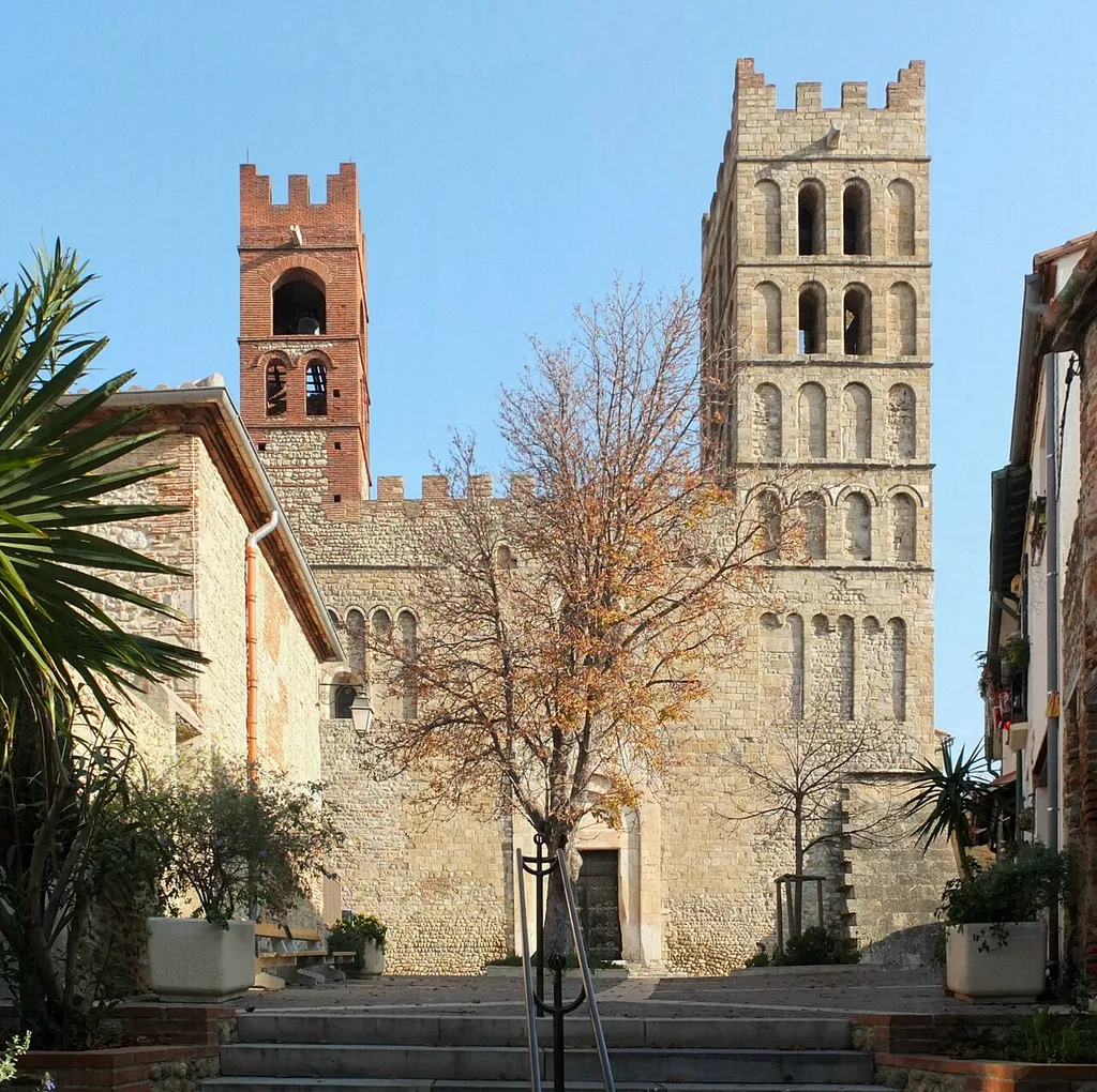 former Sainte-Eulalie-et-Sainte-Julie cathedral and its cloister
