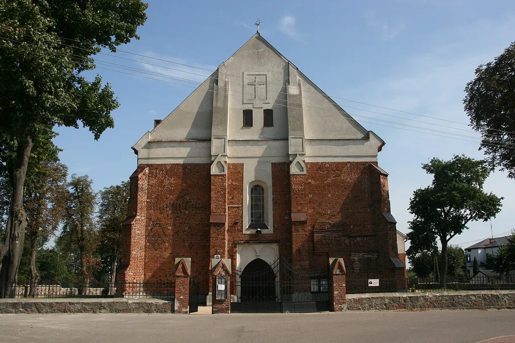 Nowe Miasto - kościół parafialny p.w. Świętej Trójcy, XIV-XVIII w., widok od frontu (zabytek nr A-113)