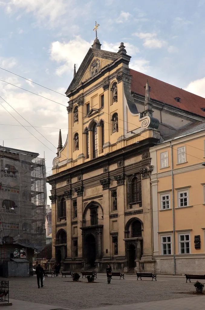 Колишній костел єзуїтів на вулиці Театральній у Львові.