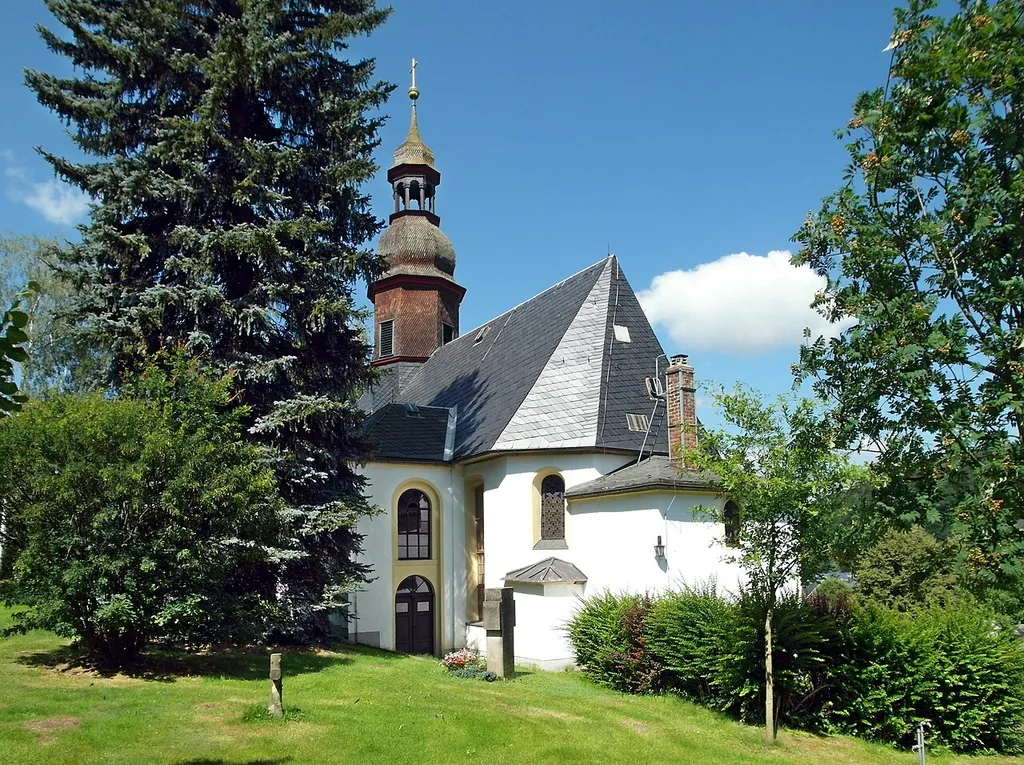 18.07.2016 09619 Mulda: Evangelische Dorfkirche Mulda, Erbgerichtsweg. Nach einem Brand ist die heutige barocke Kirche wahrscheinlich auf den alten Umfassungsmauern im Jahr 1643 wieder erbaut worden. Der Turm in seiner jetzigen Gestalt stammt aus dem Jahre 1688. [SAM6974.JPG]20160718250DR.JPG(c)Blobelt