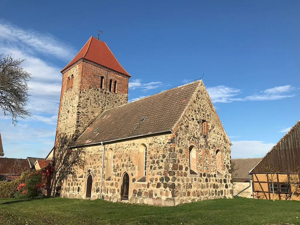 Die Dorfkirche Hohenseefeld in der Gemeinde Niederer Fläming im Landkreis Teltow-Fläming ist eine Feldsteinkirche aus dem 13. Jahrhundert. Im Innern steht unter anderem ein hölzerner Kanzelaltar, der Ende des 19. Jahrhunderts unter Verwendung historischer Teile entstand.