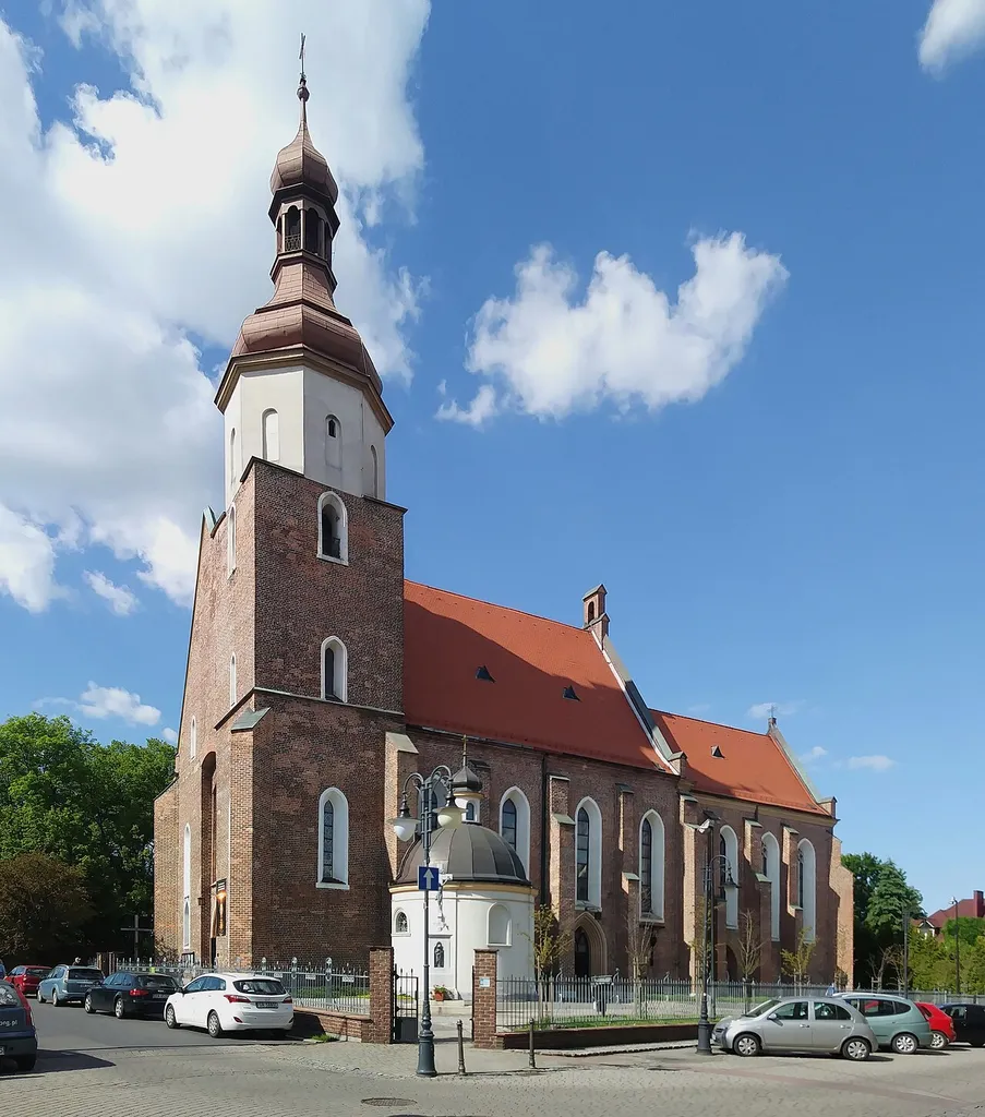 kościół Świętych Apostołów Filipa i Jakuba w Żorach, zdjęcie poskładane z trzech pionowych ujęć