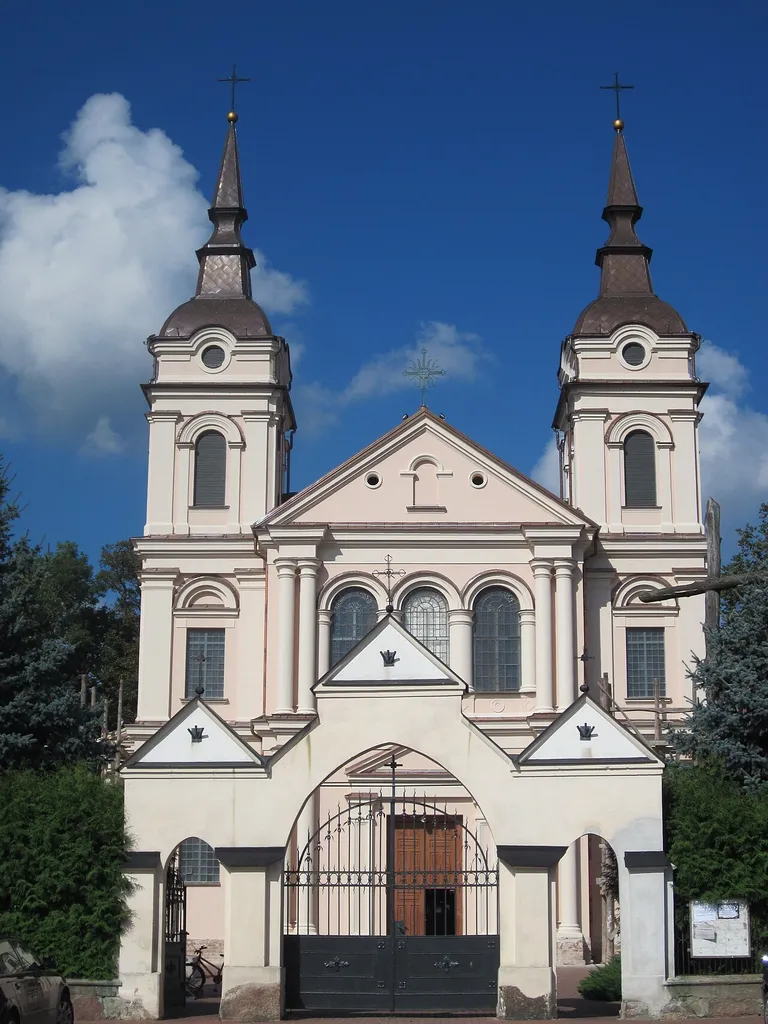 Jest to widok na fasadę kościoła tuż po zdjęciu rusztowań. Znajdowały się one od sierpnia 2010 r.