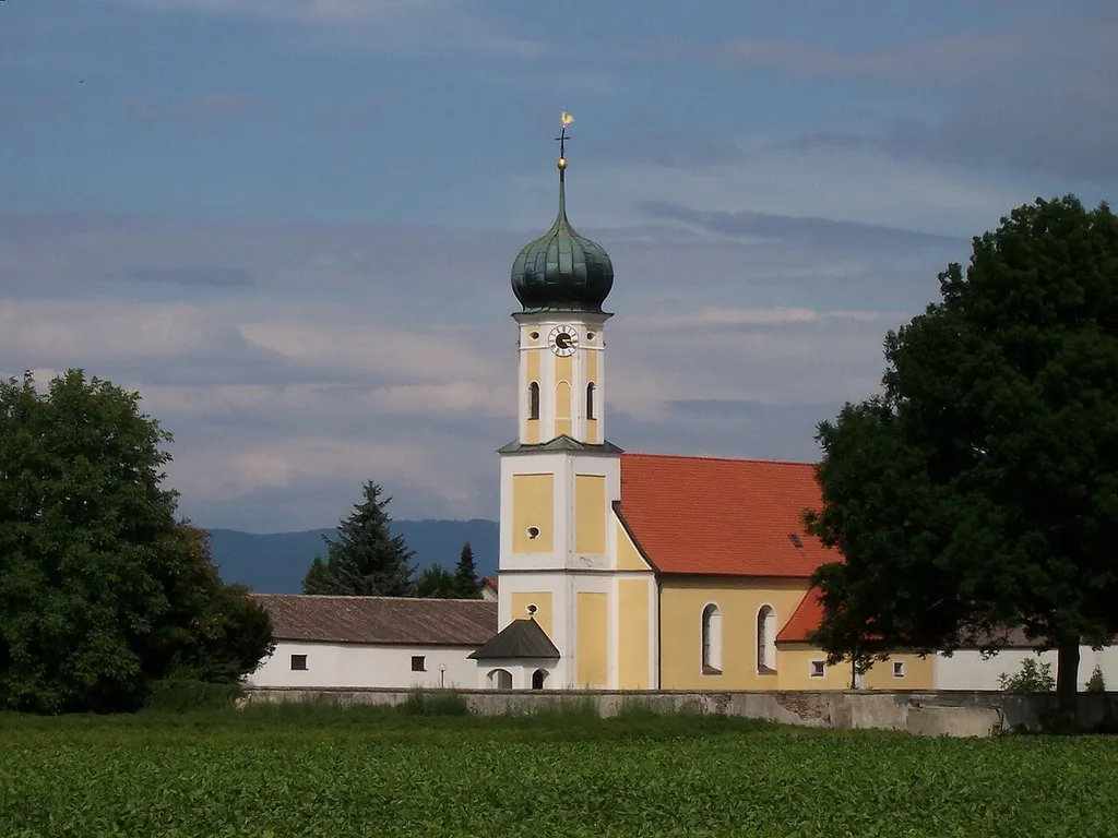 Aiterhofen, Amselfing. Katholische Filialkirche St. Stephanus, erbaut 1666; mit Ausstattung; Turmobergeschosse 1776.
