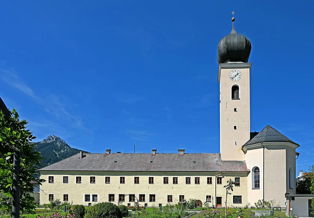 St. Anna (Reutte) mit Gebäuden des ehemaligen Franziskanerklosters von Südosten