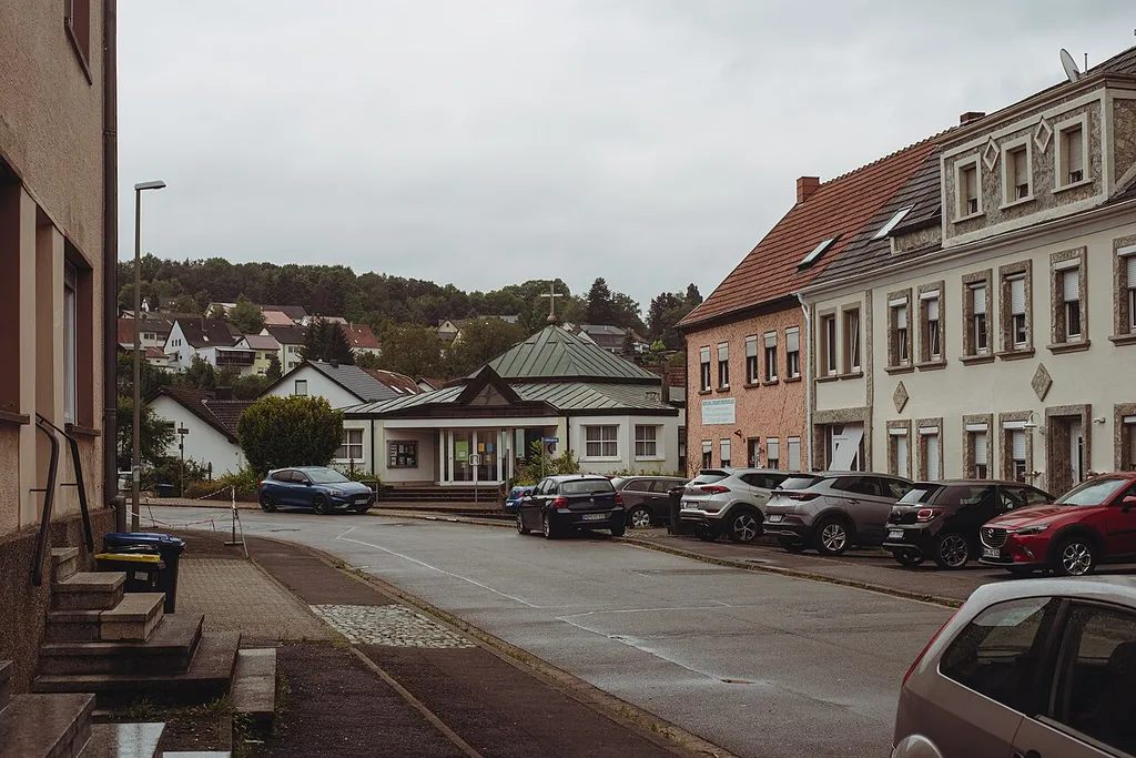 Blick zu der Kreuzkirche in Ormesheim.