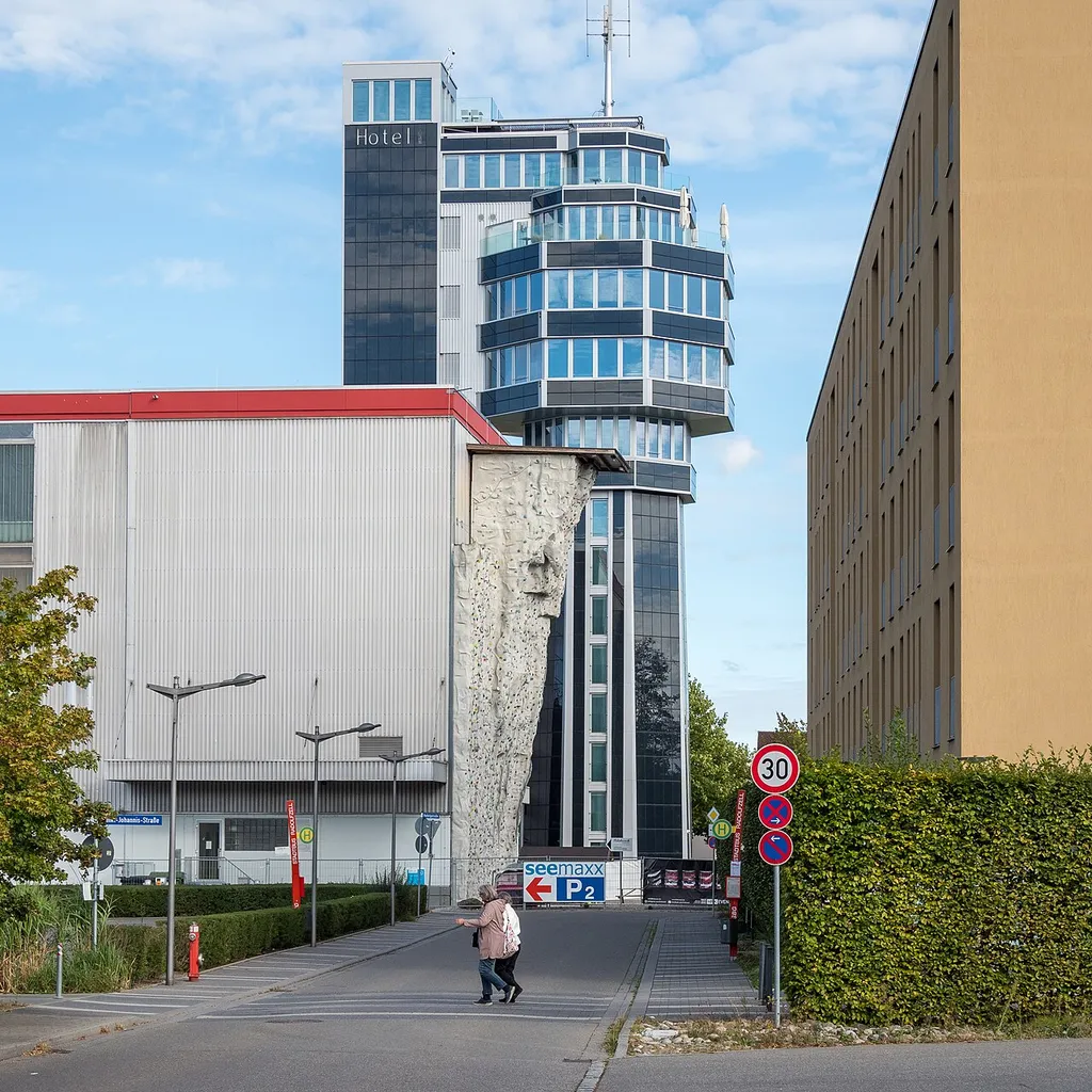 Radolfzell am Bodensee: "Kletterwerk" des DAV und der zum "Hotel Aquaturm" umgebaute Wasserturm beim Milchwerk.
