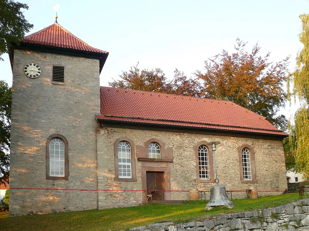 Evangelisch-lutherische St. Martins-Kirche in Roringen, Stadt Göttingen, Niedersachsen, Ansicht von Süden. Kirchturm mittelalterlich, Saal erbaut 1747/48.