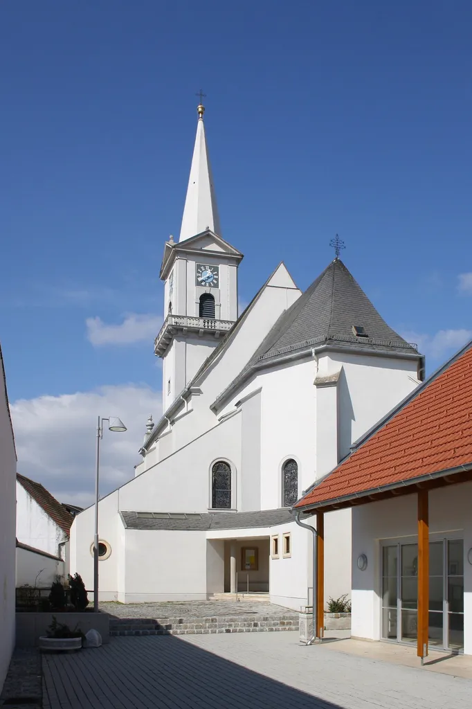 Die 1674 bis 1677 erbaute kath. Pfarrkirche hl.-Nikolaus in der burgenländischen Stadt Purbach am Neusiedler See (Turm 1728 errichtet).