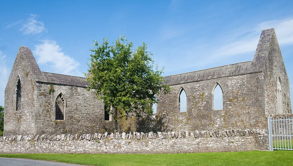 South-east view of the Dominican Priory of St. Canice in Aghaboe with O'Foelain's Chapel on the south side (left) and the aisleless church (right), 15th century. The Gothic tracery of the windows were removed in 1773.