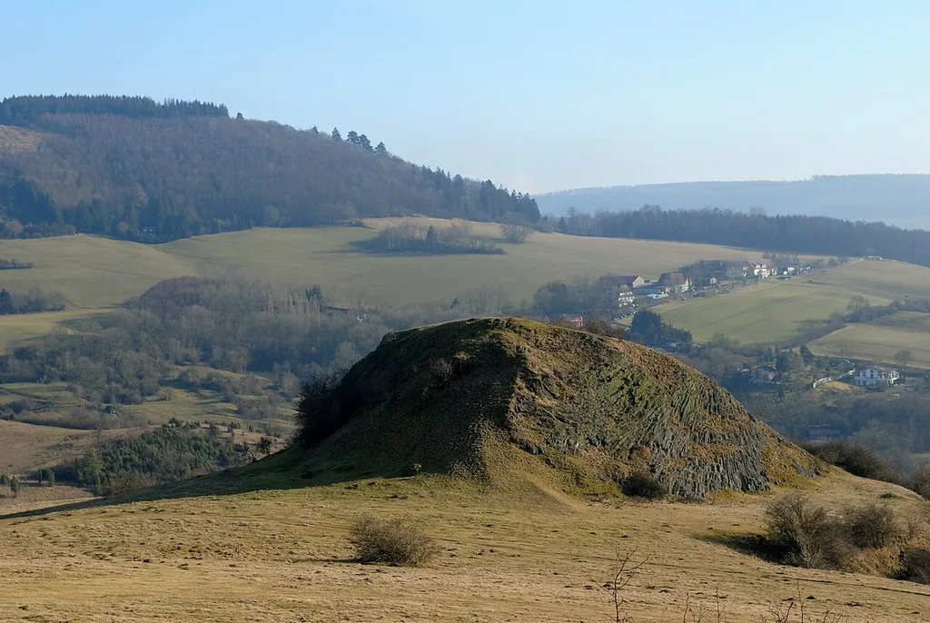 Typische Basalt-Felsformation im FFH-Gebiet „Dörnberg, Immelburg und Helfenstein“: Blick von der Zierenberger Kuppe (Kleiner Dörnberg) in südliche Richtung ins Heilerbachtal und zum Hohen Dörnberg (links im Hintergrund)