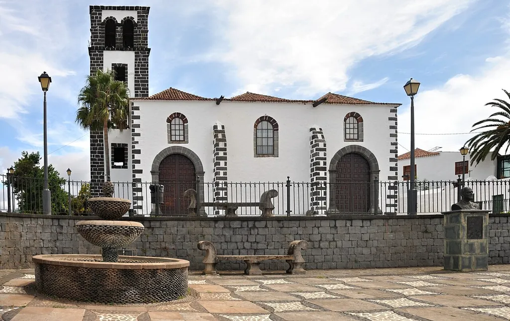 Iglesia de santa Catalina de Alejandría y jardines de flores de mundo