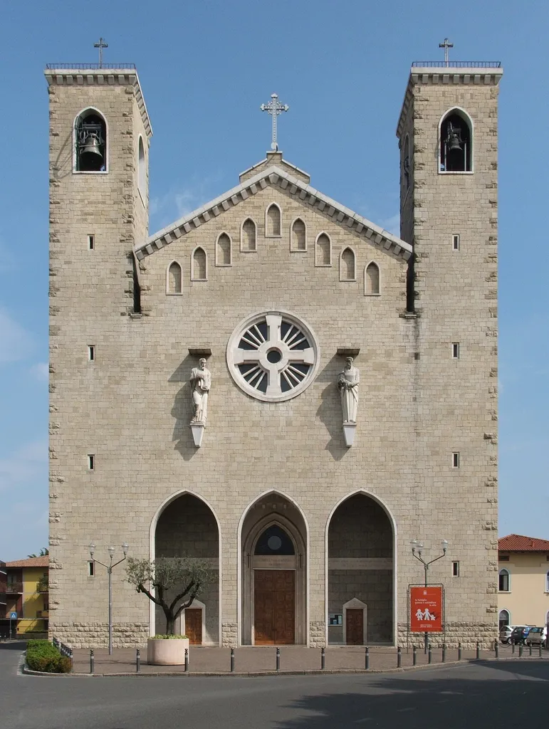 Bergamo - Chiesa di San Pietro e Paolo nel quartiere di Boccaleone