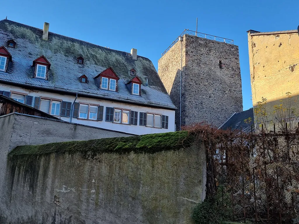 Wohnturm der Marktburg/Vorderburg aus dem 12. Jh.. Marktplatz 3, Rüdesheim am Rhein This is a picture of the Hessian Kulturdenkmal (cultural monument) with the ID 133777 (Wikidata)