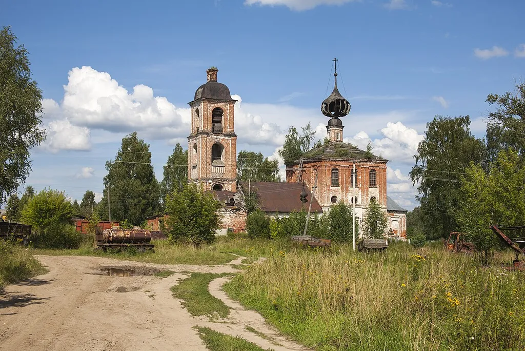 Церковь Покрова Пресвятой Богородицы в селе Мортки Пучежского района Ивановской области. Год постройки — между 1832 и 1850. Реставрируется, идут службы. Вид с юго-запада.