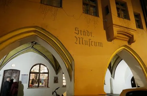 Ausstellungseröffnung der Sonderausstellung Der Wasserburger Taubenmarkt im Museum Wasserburg a. Inn. Die raumübergreifende Fotoinstallation des Fotokünstlers Andreas Bohnenstengel im Museum Wasserburg geht zurück auf eine Fotodokumentation der Märkte von 1996 und 1997. Sie zeichnet einen Markttag ausgehend von der Ankunft der Händler in der Nacht und dem anschließenden Markttreiben nach. Dabei gelingt es durch die individuelle künstlerische Perspektive Geschichte und Seele des Wasserburger Taubenmarktes erlebbar zu machen.