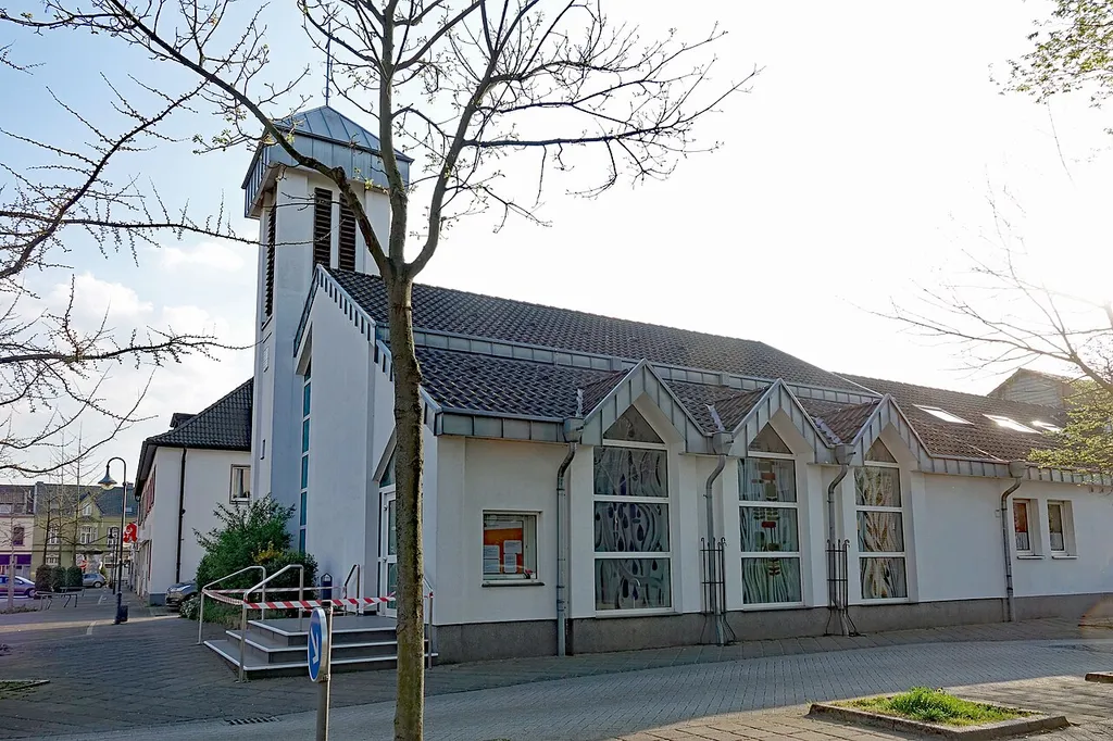Hoffnungskirche Schiefbahn: Blick vom Wallgraben