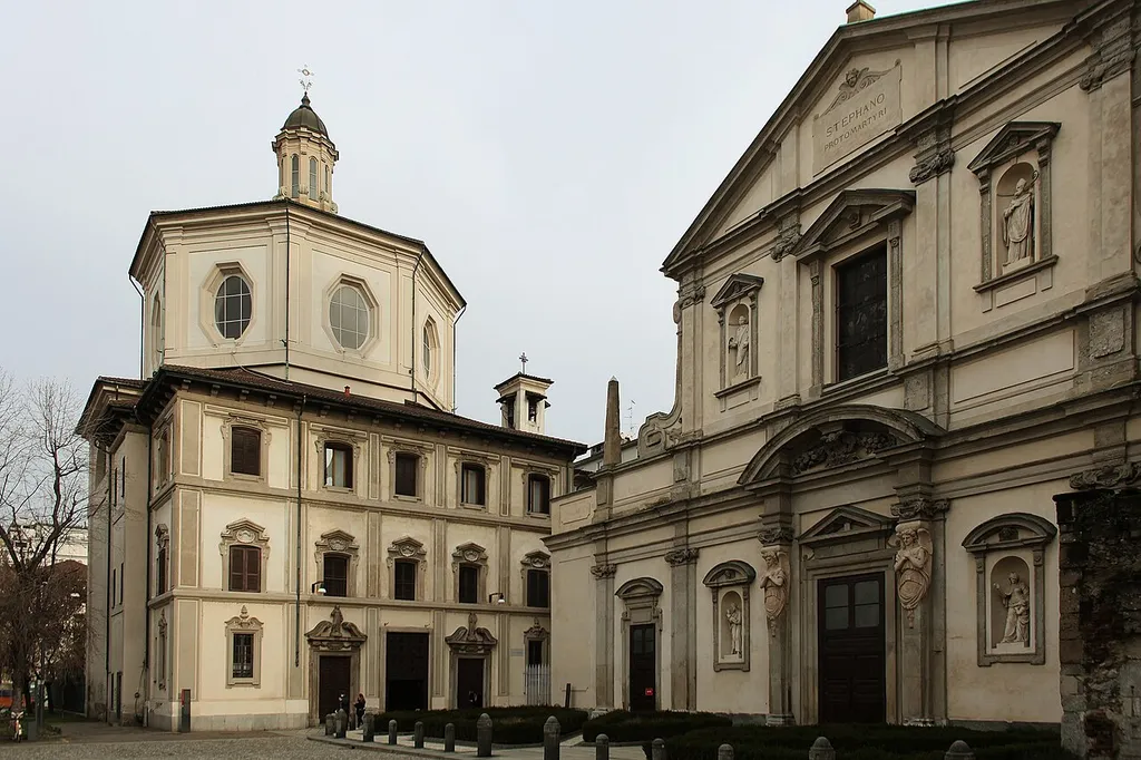 Veduta della chiesa di San Bernardino alle Ossa, Milano. A destra la facciata di Santo Stefano